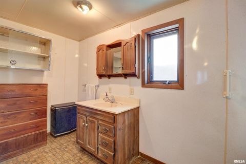 Tiny photo for 2002 GARFIELD Street, Clinton, IA 52732 (MLS # QC4268976)