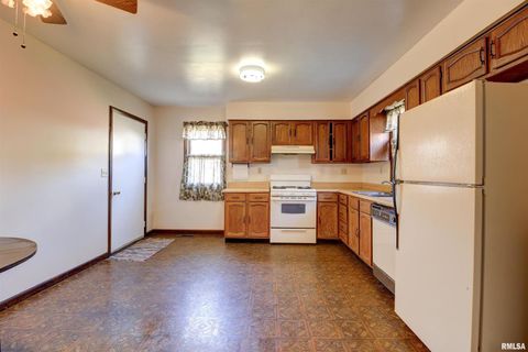 Tiny photo for 2002 GARFIELD Street, Clinton, IA 52732 (MLS # QC4268976)