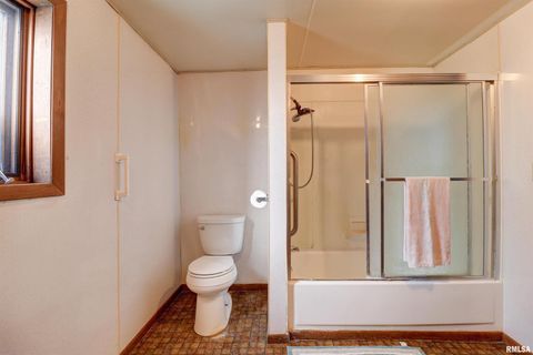 Tiny photo for 2002 GARFIELD Street, Clinton, IA 52732 (MLS # QC4268976)