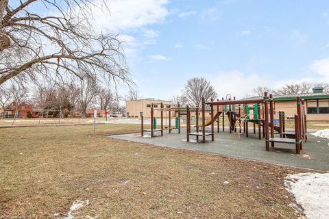 Tiny photo for 9801 WASHINGTON Avenue, Oak Lawn, IL 60453 (MLS # 12529710)
