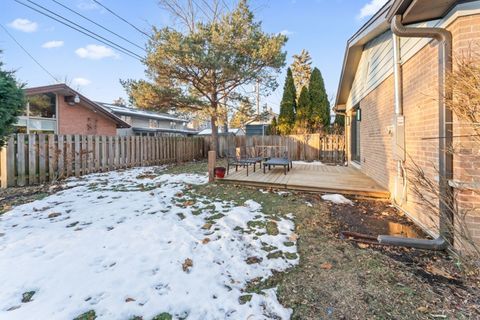 Tiny photo for 700 Florence Drive, Park Ridge, IL 60068 (MLS # 12535072)