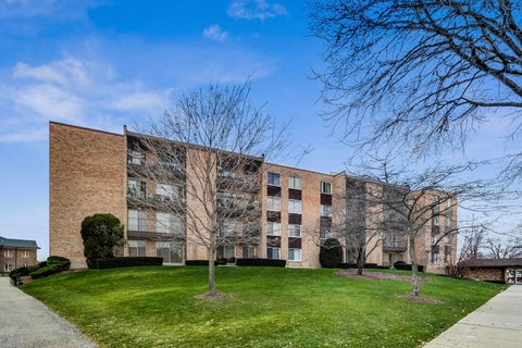 Tiny photo for 1101 S Hunt Club Drive #204, Mount Prospect, IL 60056 (MLS # 12741911)