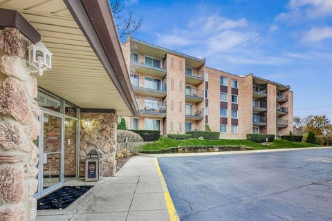 Tiny photo for 1101 S Hunt Club Drive #204, Mount Prospect, IL 60056 (MLS # 12741911)