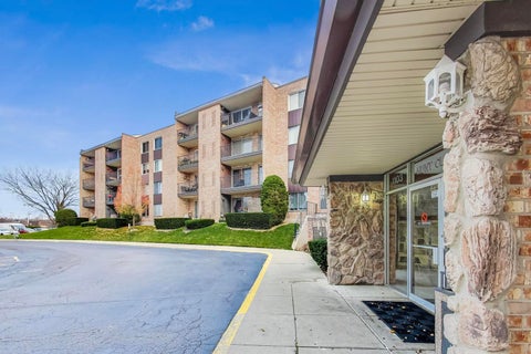 Tiny photo for 1101 S Hunt Club Drive #204, Mount Prospect, IL 60056 (MLS # 12741911)