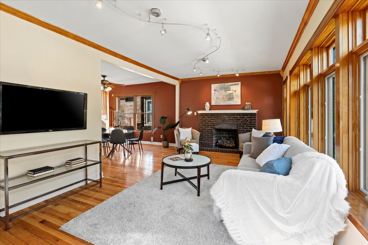 3614 N HAMLIN Avenue