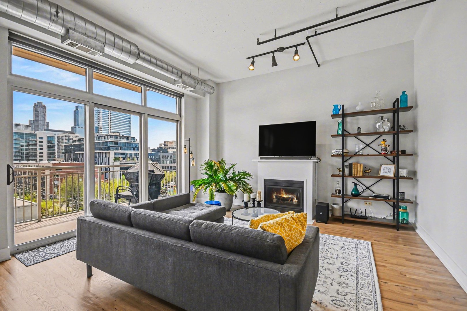 950 W Monroe Street 602