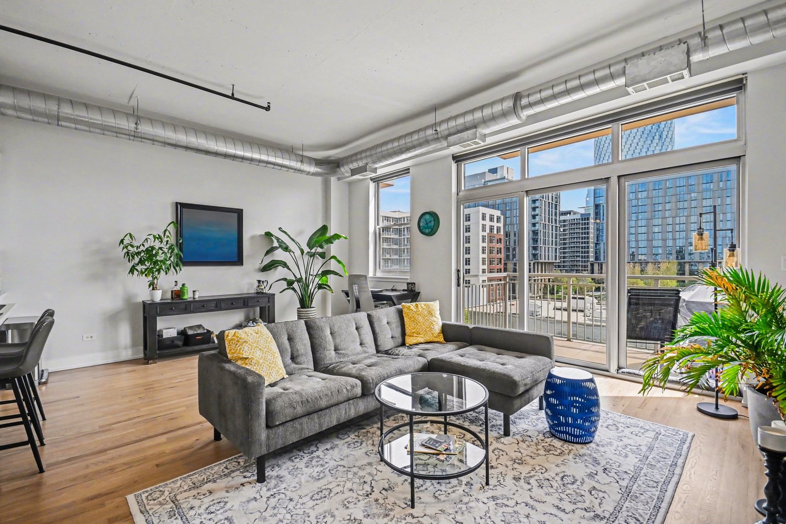 950 W Monroe Street 602