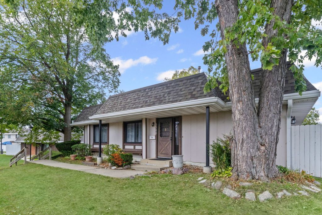 Photo for 5500 Court P, Hanover Park, IL 60133 (MLS # 12494144)