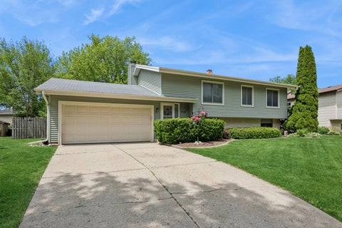 Tiny photo for 930 Camelot Drive, Crystal Lake, IL 60014 (MLS # 12661992)