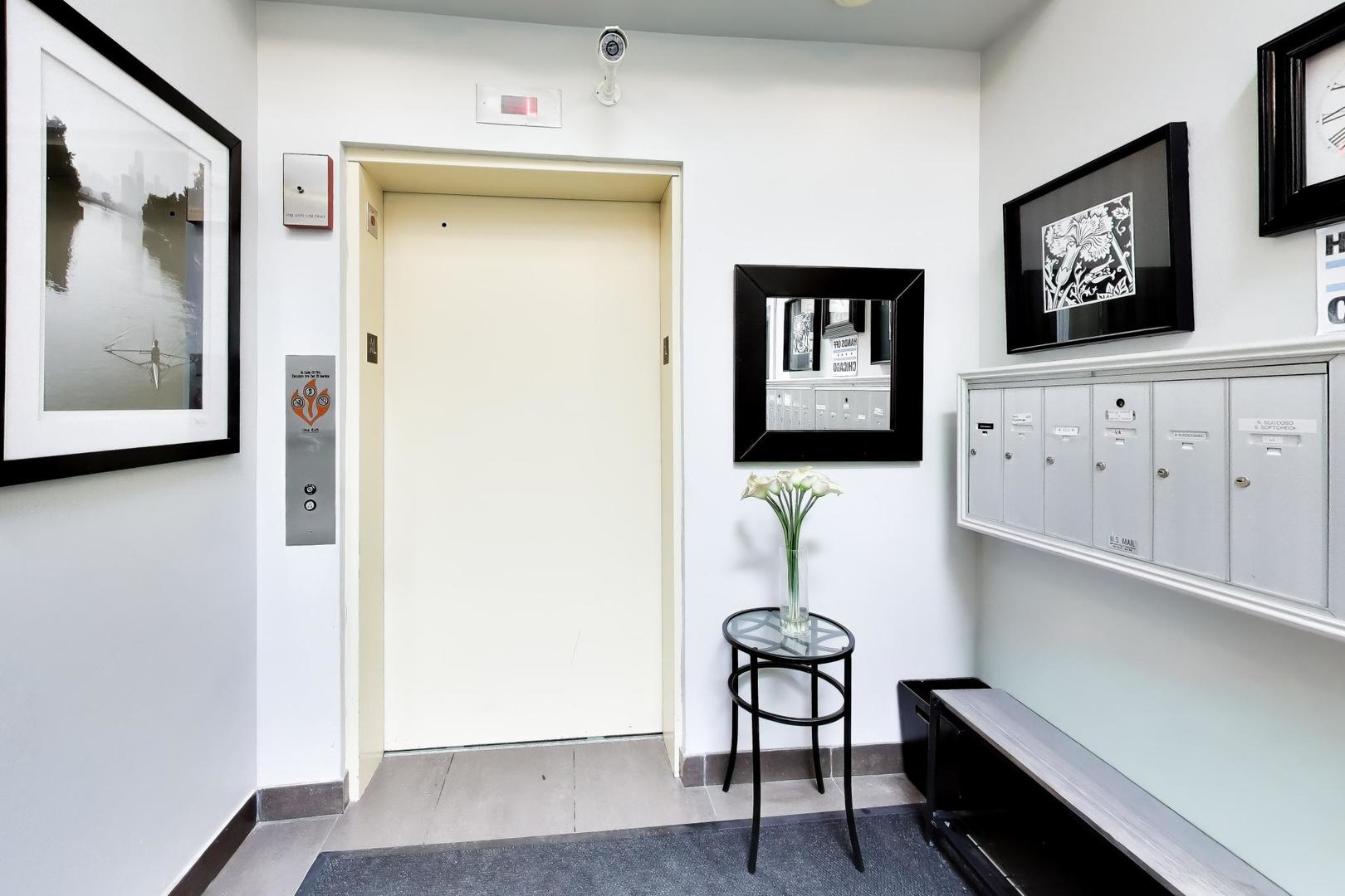 663 W Barry Avenue 4C