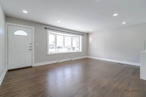 Tiny photo for 119 S Pine Street, Mount Prospect, IL 60056 (MLS # 12551938)