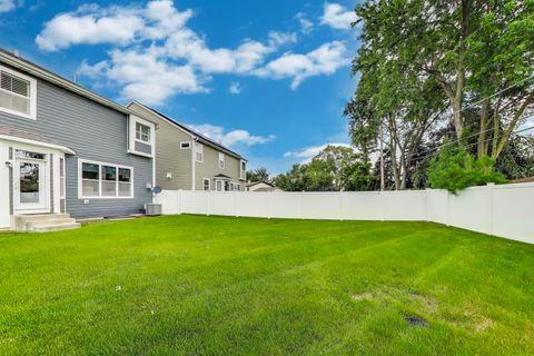 Tiny photo for 557 N Myrtle Avenue, Elmhurst, IL 60126 (MLS # 12486360)