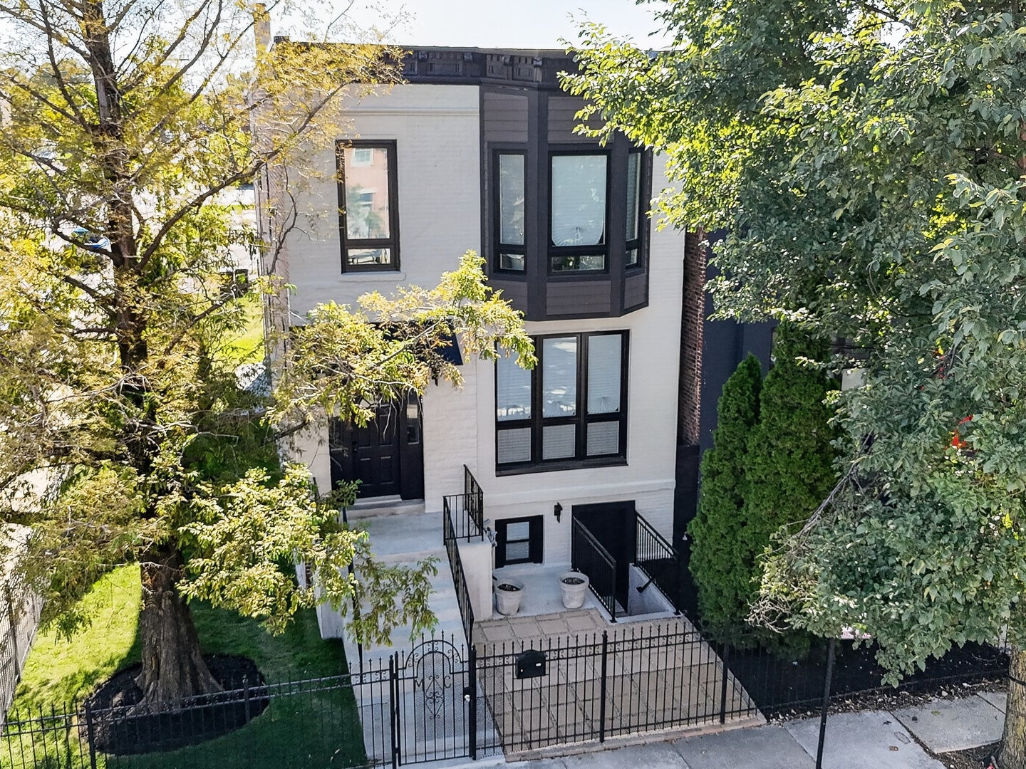 2703 W Warren Boulevard