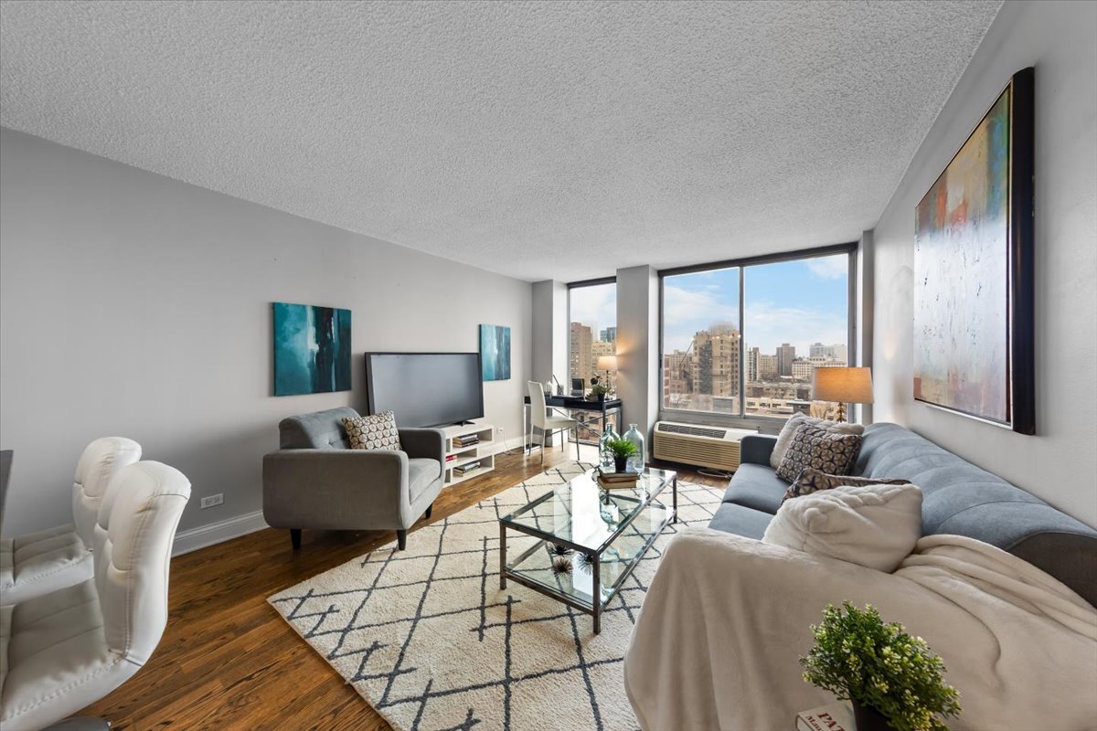 450 W Briar Place 11A