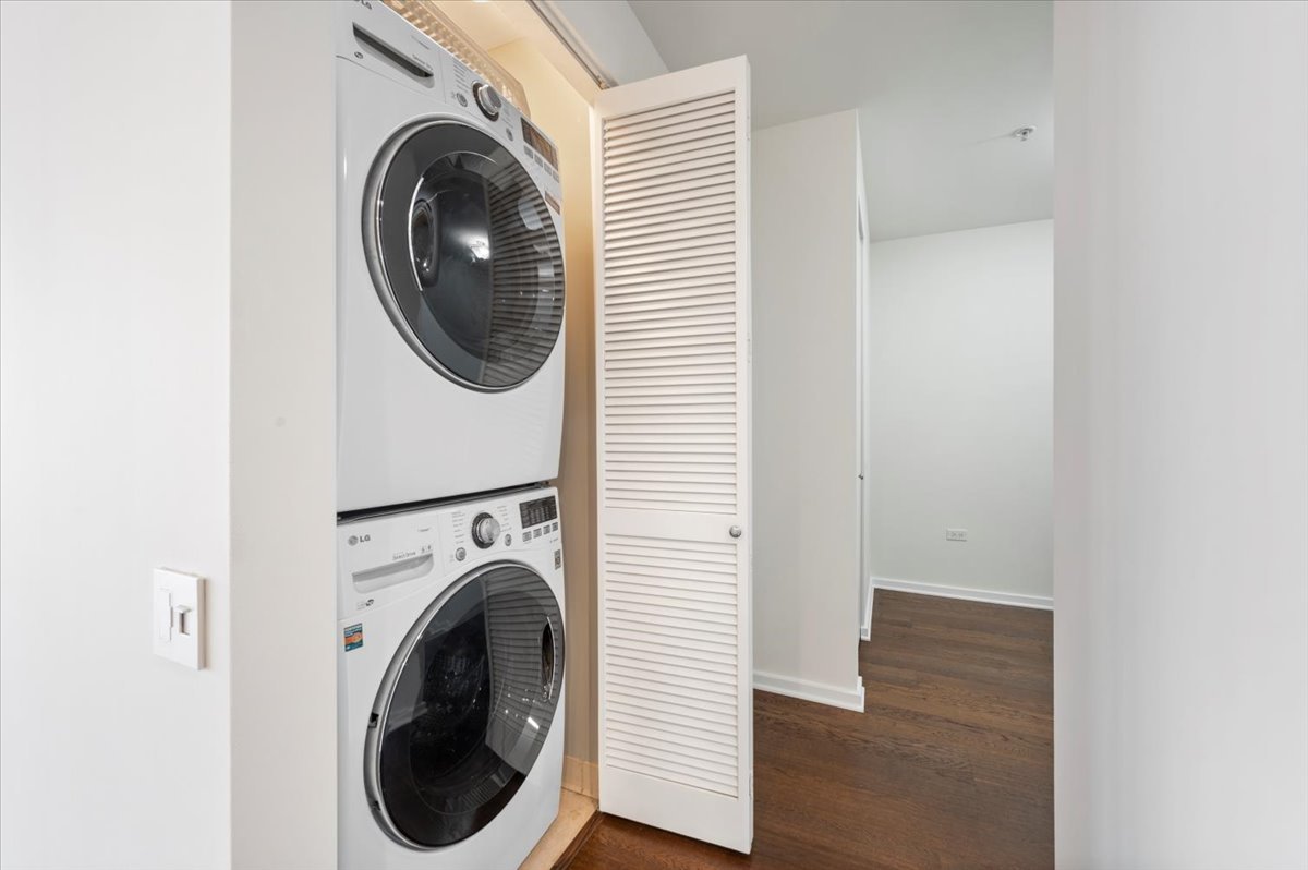 Chicago, Illinois 60611, United States, 2 Bedrooms Bedrooms, ,2 BathroomsBathrooms,Residential,Active,236415