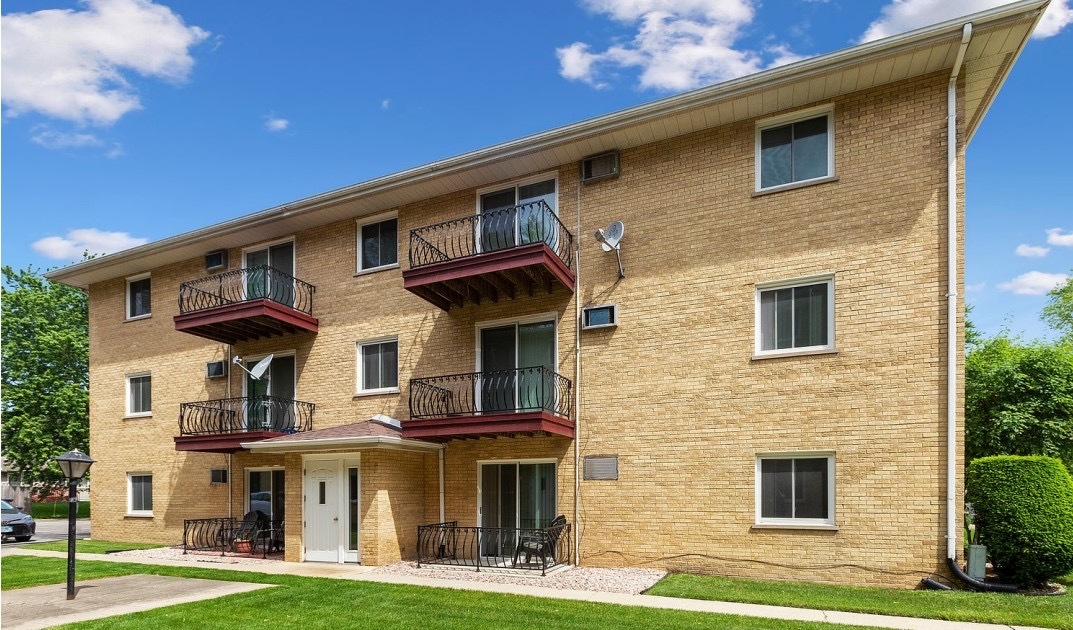 Photo 1 of 5 — 17760 Rosewood Drive, Lansing, IL 60438