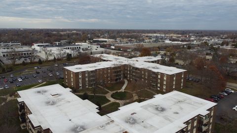 Tiny photo for 1321 S Finley Road #105, Lombard, IL 60148 (MLS # 12523198)