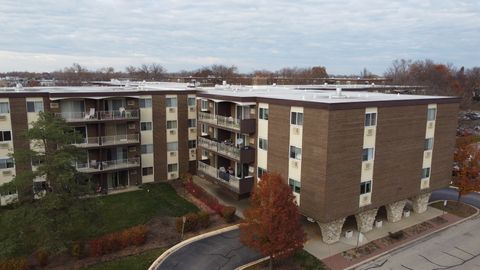 Tiny photo for 1321 S Finley Road #105, Lombard, IL 60148 (MLS # 12523198)