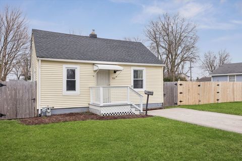 Photo of 557 Howard Avenue, Aurora, IL 60506 (MLS # 12587157)