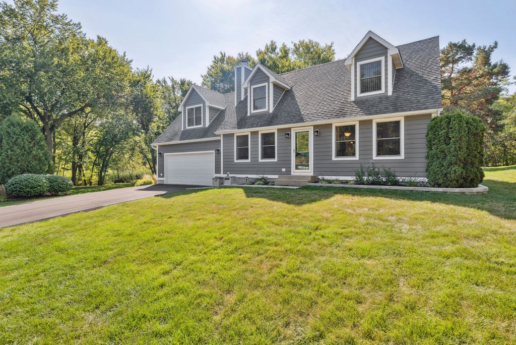 Photo for 25455 W Greenview Avenue W, Antioch, IL 60002 (MLS # 12500101)