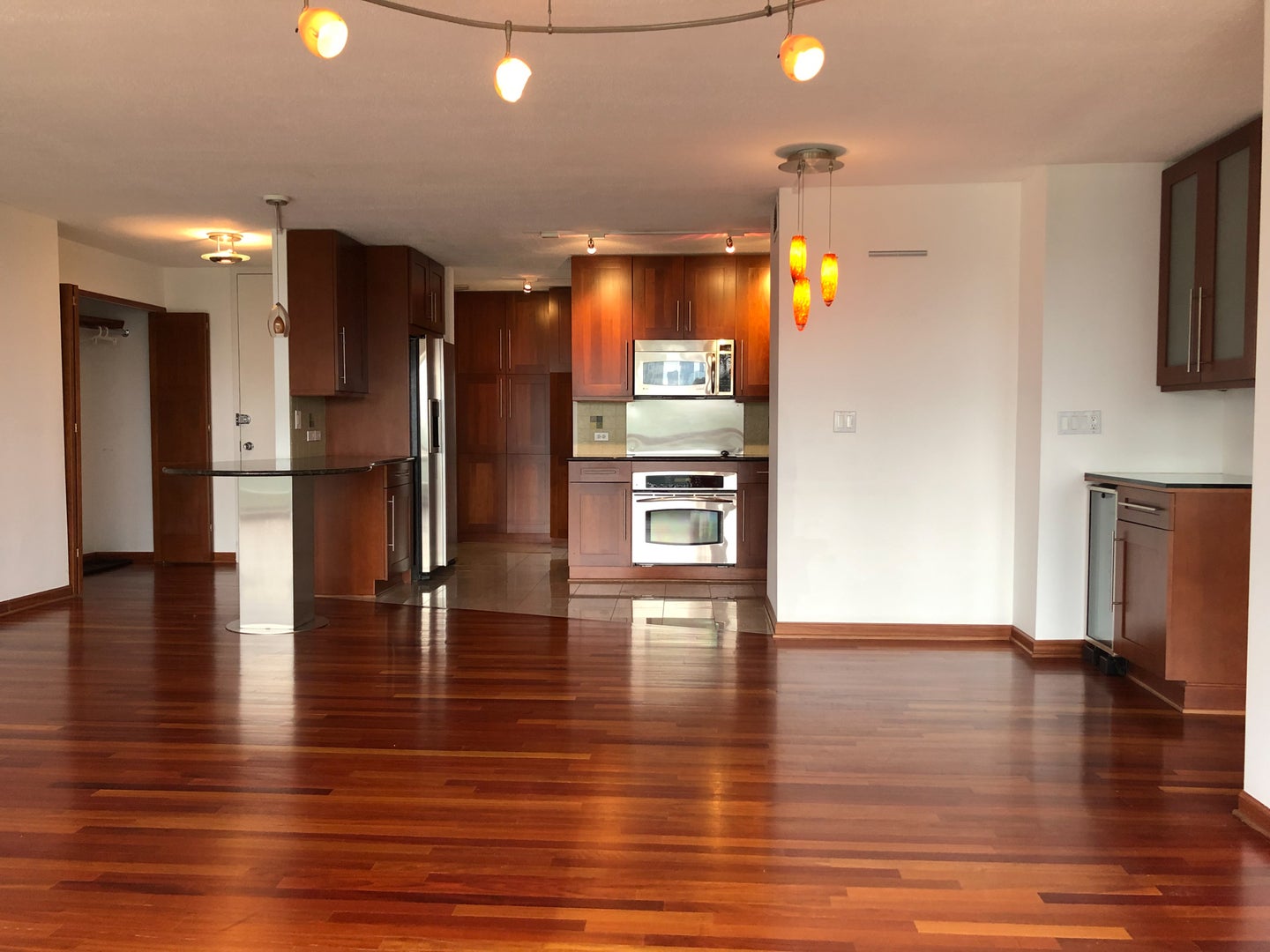 330 W Diversey Parkway 807-809