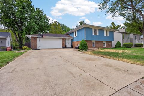 Photo of 32 Kenfield Circle, Bloomington, IL 61704 (MLS # 12639565)