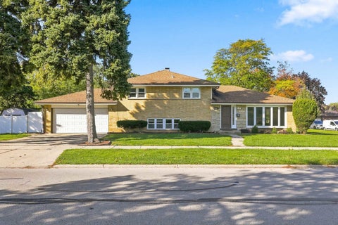 Photo of 1586 Marshall Drive, Des Plaines, IL 60018 (MLS # 12788441)