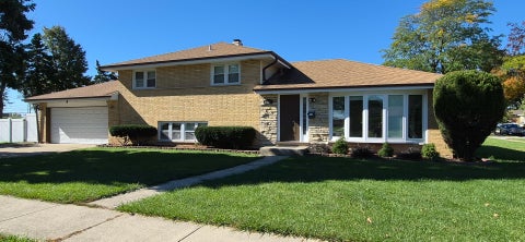 Tiny photo for 1586 Marshall Drive, Des Plaines, IL 60018 (MLS # 12788441)
