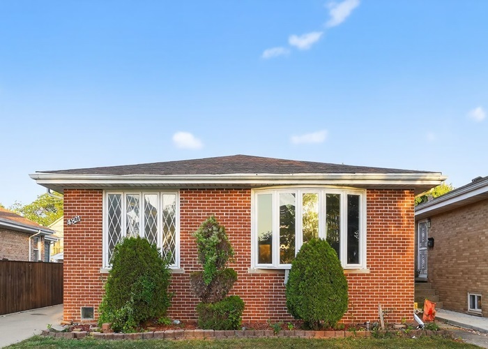 4821 N Mont Clare Avenue