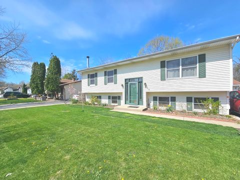 Photo of 424 Greenview Drive, Park City, IL 60085 (MLS # 12481593)