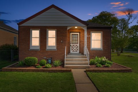 Tiny photo for 723 Balmoral Avenue, Westchester, IL 60154 (MLS # 12477255)