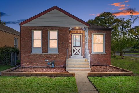 Tiny photo for 723 Balmoral Avenue, Westchester, IL 60154 (MLS # 12477255)