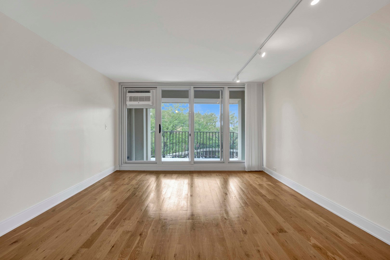 1960 N Lincoln Park West Avenue 408