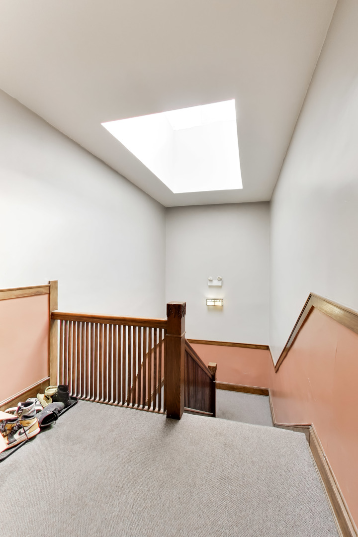 5637 N KENMORE Avenue 3