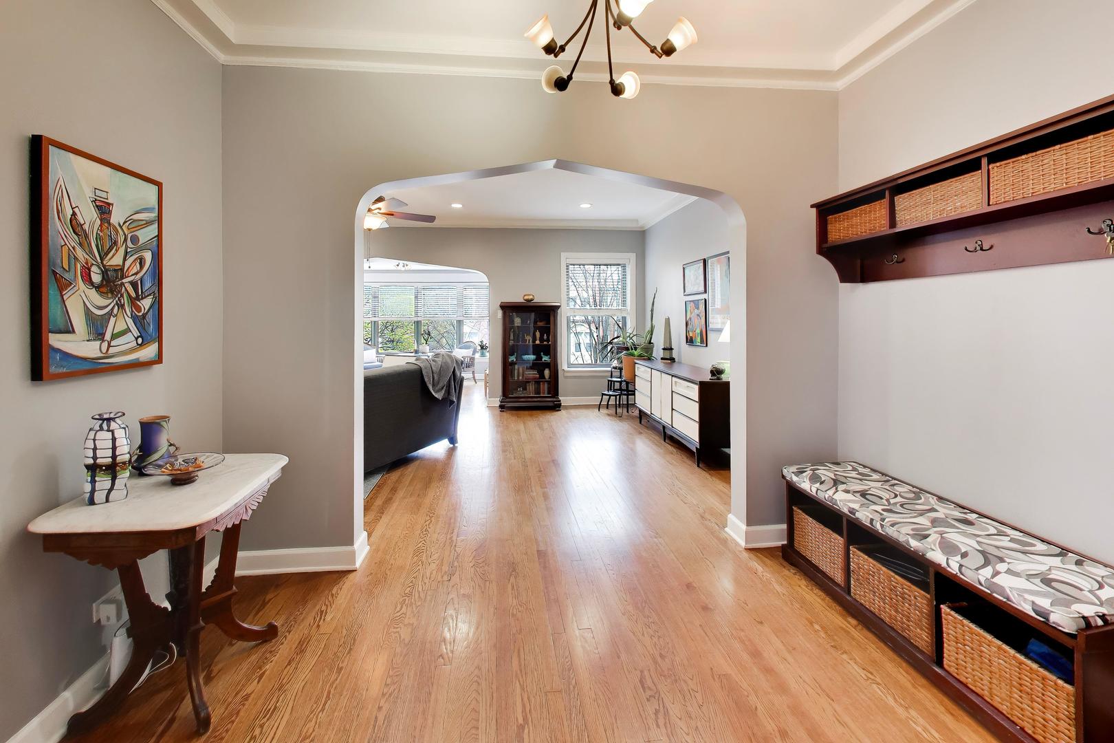 5637 N KENMORE Avenue 3