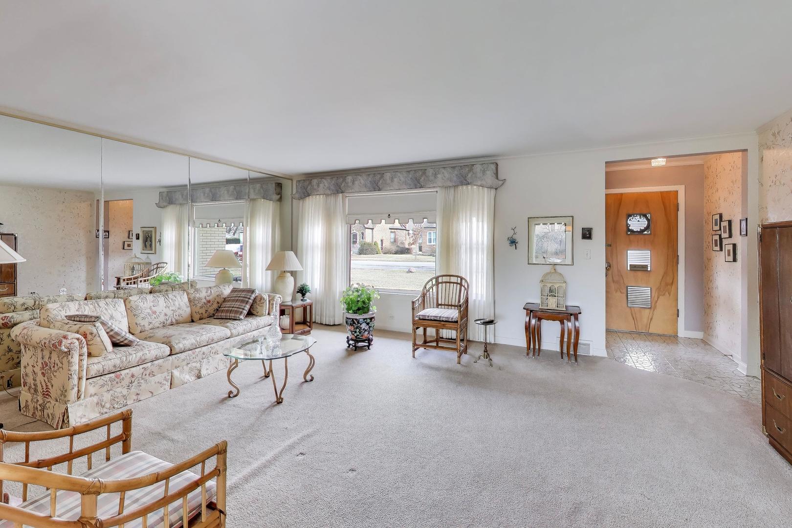 5630 N KENTON Avenue