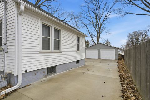 Tiny photo for 921 W Wood Street, Bloomington, IL 61701 (MLS # 12583008)