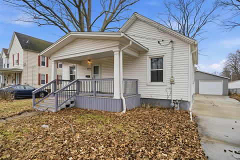 Tiny photo for 921 W Wood Street, Bloomington, IL 61701 (MLS # 12583008)