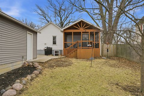 Tiny photo for 921 W Wood Street, Bloomington, IL 61701 (MLS # 12583008)