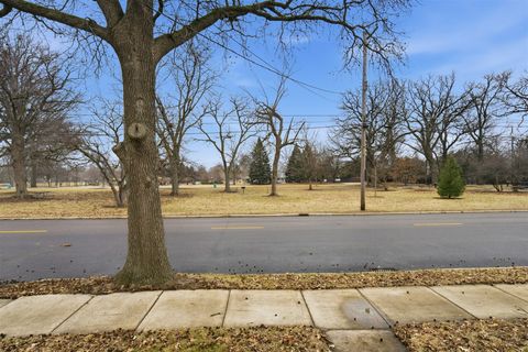 Tiny photo for 921 W Wood Street, Bloomington, IL 61701 (MLS # 12583008)