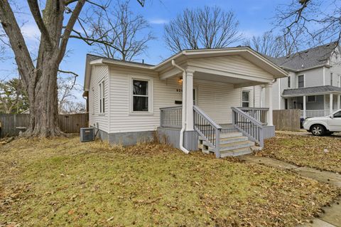 Tiny photo for 921 W Wood Street, Bloomington, IL 61701 (MLS # 12583008)
