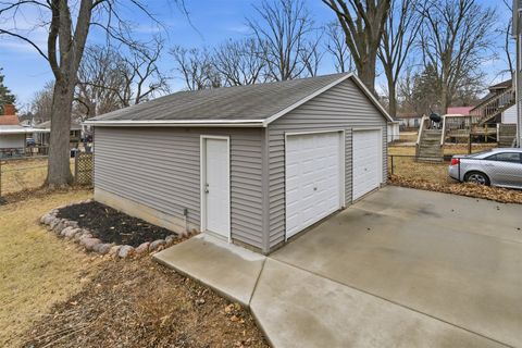 Tiny photo for 921 W Wood Street, Bloomington, IL 61701 (MLS # 12583008)