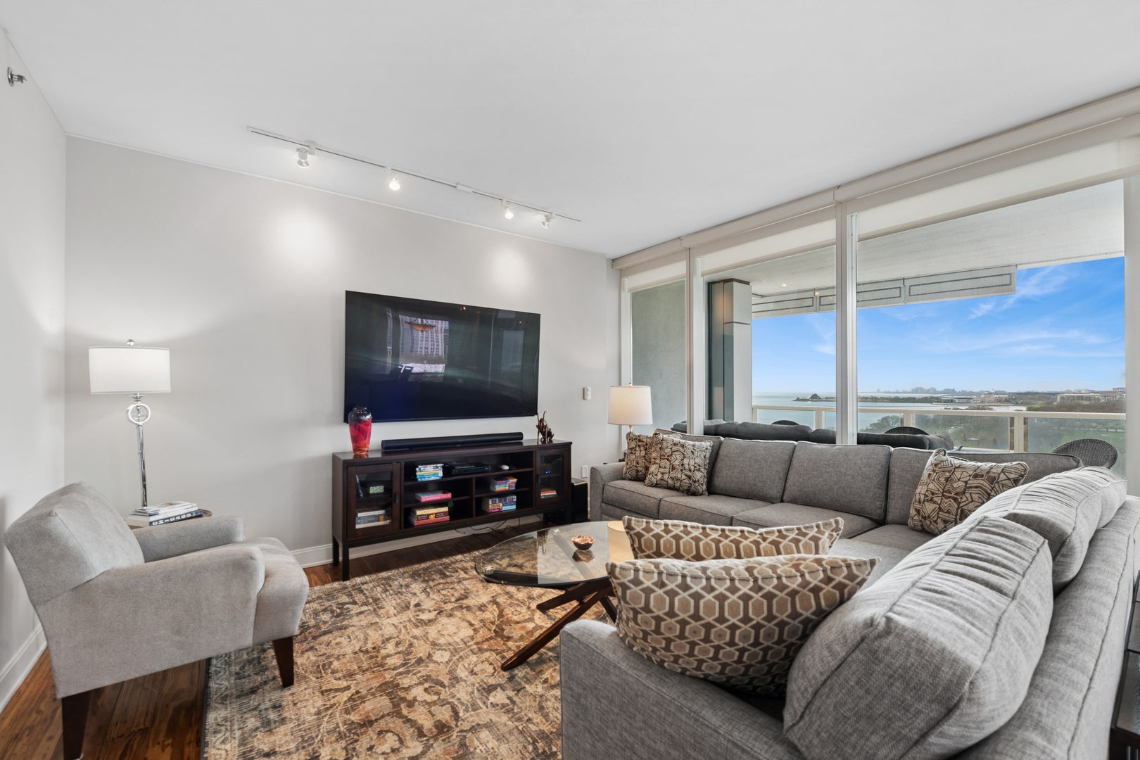 340 E RANDOLPH Street 907