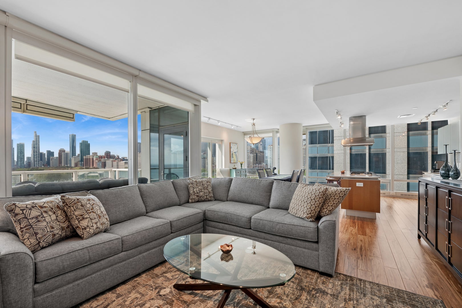 340 E RANDOLPH Street 907