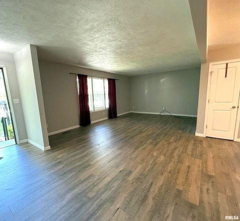 Tiny photo for 3005 W WOODLAWN Place, Marion, IL 62959 (MLS # EB458077)