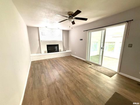 Tiny photo for 3005 W WOODLAWN Place, Marion, IL 62959 (MLS # EB458077)