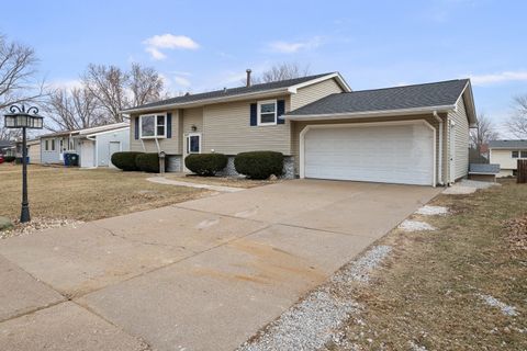 Tiny photo for 4811 Gaines Street, Davenport, IA 52806 (MLS # 12558835)