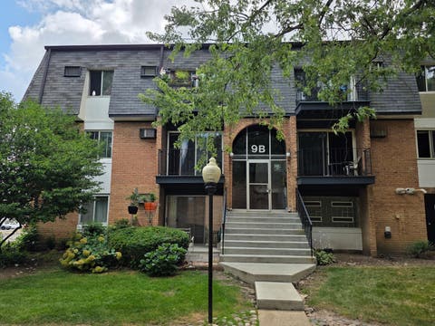Photo of 9B E Dundee Quarter Drive #303, Palatine, IL 60074 (MLS # 12714325)