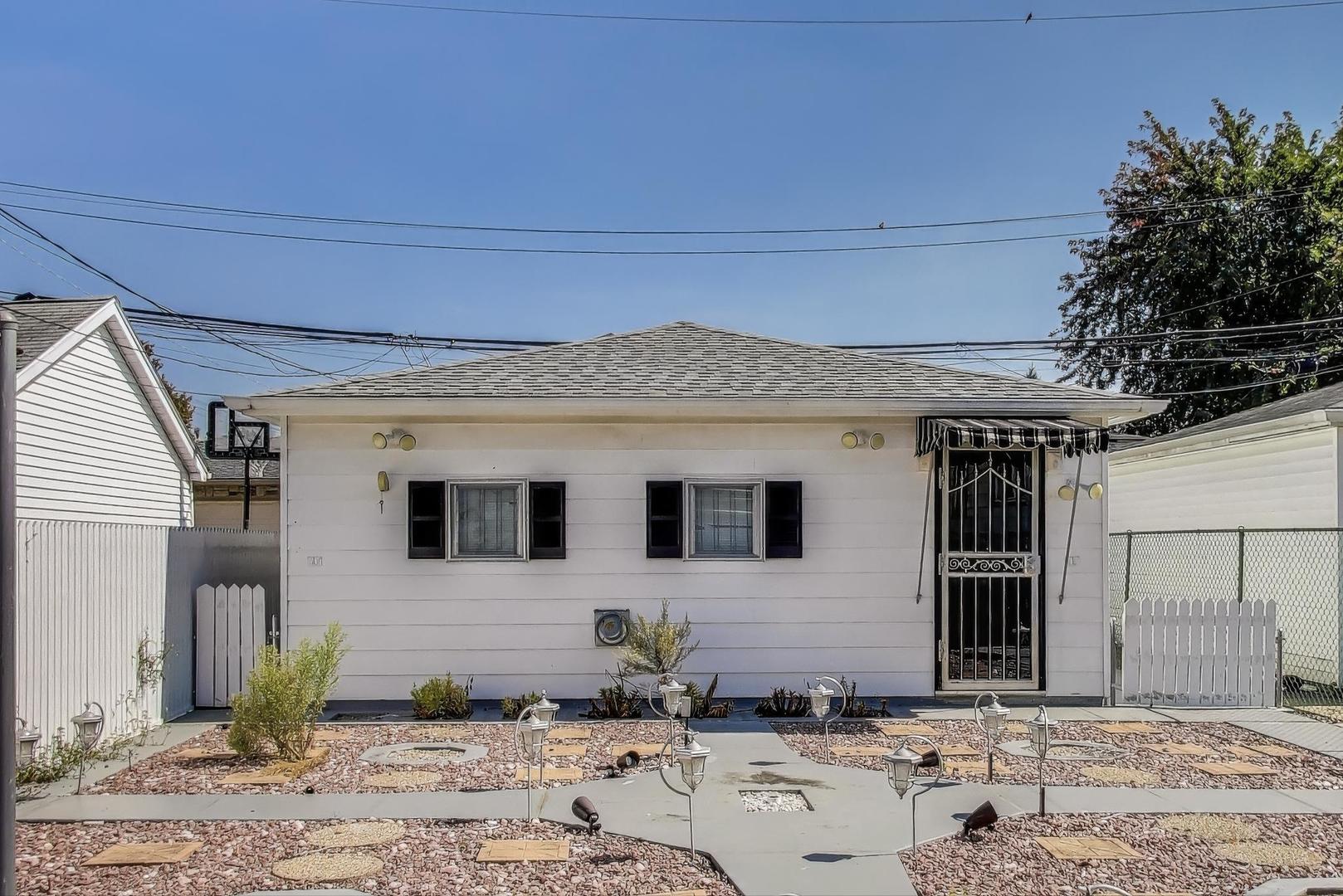 3221 N Opal Avenue