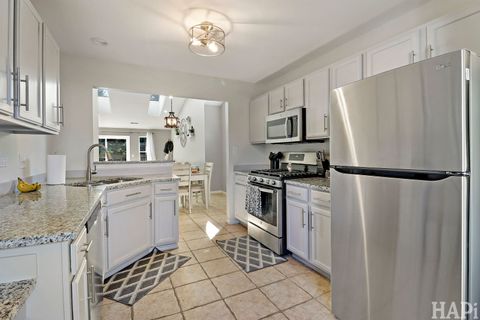 Tiny photo for 433 Ashwood Court #433, Lindenhurst, IL 60046 (MLS # 12489084)